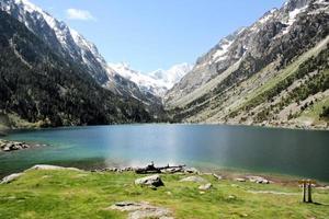 uma vista de lac du gaube nos pirenéus foto