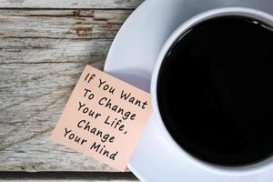 citação motivacional e inspiradora em notas com xícara de café foto