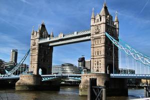 uma vista da ponte da torre em londres do outro lado do rio Tamisa foto