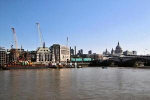 uma vista do rio Tamisa em londres foto