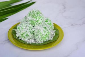 Malásia popular sobremesa doce variada com coco conhecido como klepon ou kuih onde-onde. foto