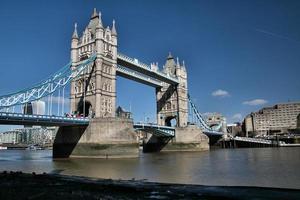 uma vista da ponte da torre em londres do outro lado do rio Tamisa foto