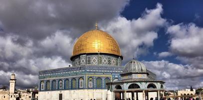 uma vista da cúpula da rocha em jerusalém foto