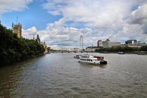 uma vista do rio Tamisa em londres foto