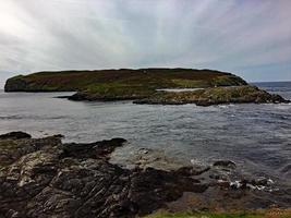 uma vista da ilha de man perto de port erin foto