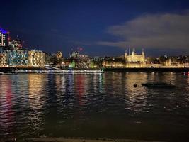 uma vista do rover tâmisa em londres à noite foto