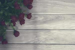 superfície de madeira e buquê de rosas vermelhas deitado com espaço de cópia. foto