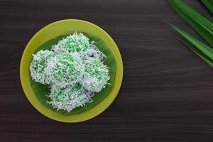 Malásia sobremesa doce variada com coco conhecida como klepon ou kuih onde-onde. foto