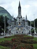 uma vista de lourdes na frança foto