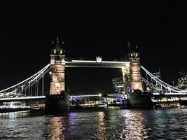 uma vista da ponte da torre à noite foto