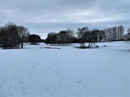 uma vista do campo de whitchurch na neve foto