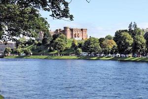 uma vista de inverness na escócia foto