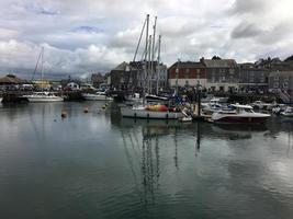 uma vista do porto de padstow em cornwall foto