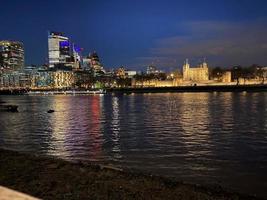 uma vista do rover tâmisa em londres à noite foto