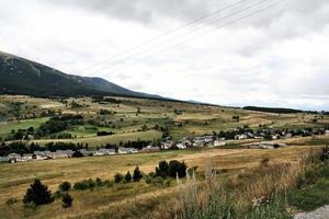 uma vista dos Pirenéus do lado francês foto