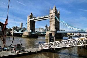 uma vista da ponte da torre em londres do outro lado do rio Tamisa foto