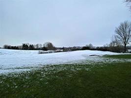 uma vista do campo de whitchurch na neve foto