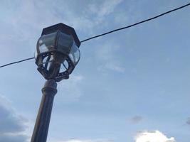 poste de luz de rua à tarde foto