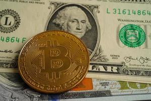 bitcoin dourado em dinheiro de notas de dólar americano para negócios e comerciais, moeda digital, criptomoeda virtual, tecnologia blockchain. foto