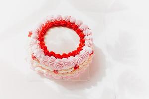 bolo de aniversário rosa e branco com decoração. foto