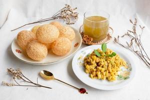 pani puri caseiro, lanche indiano golgappa em fundo de algodão chita foto