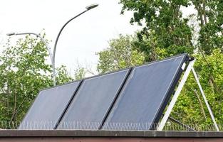 painéis solares para produção de energia elétrica renovável. conceito de energia alternativa foto