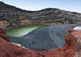 el golfo com lago verde e praia de areias pretas. a lagoa verde de lanzarote. ilhas canárias, espanha. foto