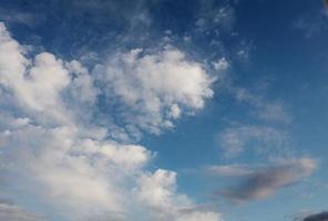 céu azul com nuvens como pano de fundo azul foto