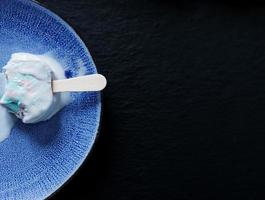 sorvete em um prato azul foto
