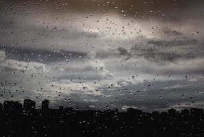 água e gotas de chuva no vidro foto