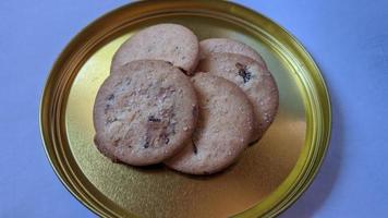 biscoitos de passas polvilhados com açúcar por cima foto