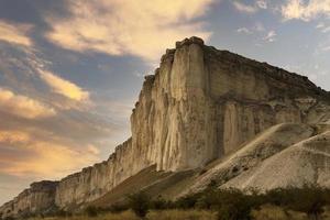 desfiladeiro de montanha, rocha branca nas montanhas da Crimeia ao pôr do sol com nuvens cor de rosa. paisagem de montanha. foto