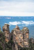 as três irmãs uma formação rochosa icônica do parque nacional de montanhas azuis, nova gales do sul, austrália. foto