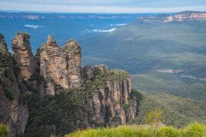 paisagem das três irmãs uma formação de rochas icônicas no parque nacional de montanhas azuis, novo estado de gales do sul da austrália. foto