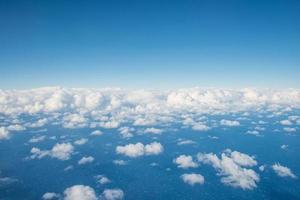 sobre o céu e nuvens vista do avião. foto