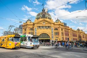 melbourne, austrália - 22 de agosto de 2015 - flinders street station, um marco icônico no centro de melbourne, austrália. foto