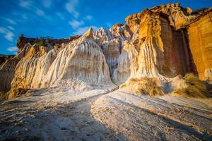 pilares de pedra de areia em black rock beach em sandringham subúrbio de melbourne, austrália. foto