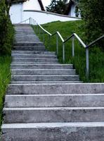 escadas de concreto em um parque foto