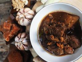 especiarias de caril vermelho do norte da tailândia e sopa de porco ao estilo do norte foto