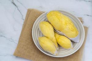 famosa fruta tropical. durian fresco na embalagem na placa durian rei da tailândia frutas. foto