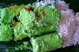 comida indonésia, bolo verde putu com coco ralado foto