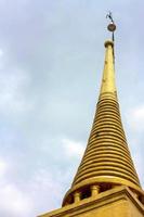 montanha dourada ou pagode de ouro no meio da cidade velha de bangkok, tailândia. foto