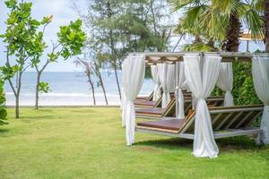 relaxante pavilhão quadrado na linha em direção à praia e mar em ambiente tropical aconchegante na praia da ásia. foto