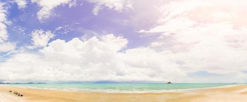 praia tropical e mar em dia ensolarado foto