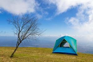 barraca de acampamento com céu azul no horário da manhã foto