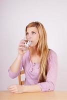 mulher bebendo água foto
