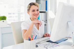 editor de fotos feminino trabalhando no computador
