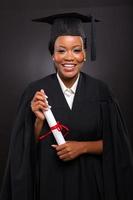 aluna afro-americana com certificado de graduação foto