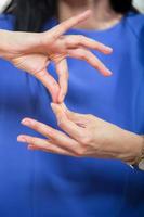 mulher surda usando linguagem gestual foto