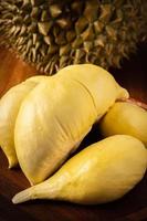 durian, rei das frutas tropicais no sudeste da ásia, tailândia. sobremesa fresca de frutas popular na tailândia servida. sua fruta é doce, de textura amanteigada, muito pouco suco. durian tem cheiro forte foto